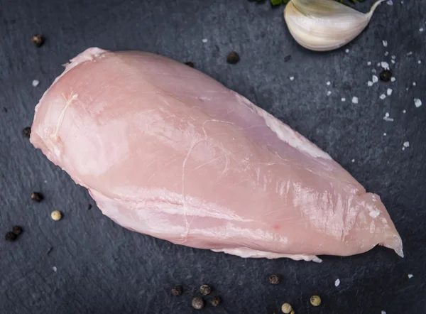 Laje de ardósia com carne de frango fresca — Fotografia de Stock