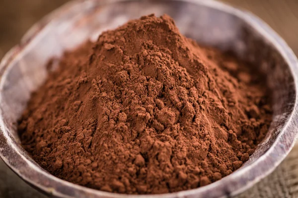 Cacao en polvo sobre mesa de madera —  Fotos de Stock