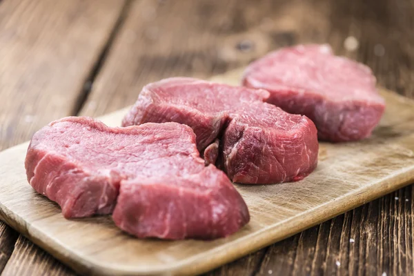 Nötkött filéer på trä bakgrund — Stockfoto