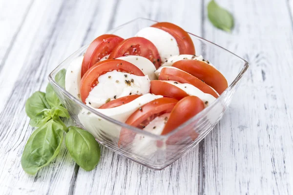 Tomates con queso mozzarella —  Fotos de Stock