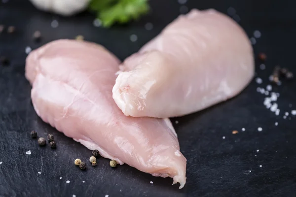 Schieferplatte mit frischem Hühnerfleisch — Stockfoto