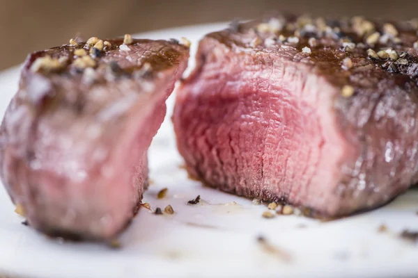 Boeuf grillé au poivre concassé — Photo