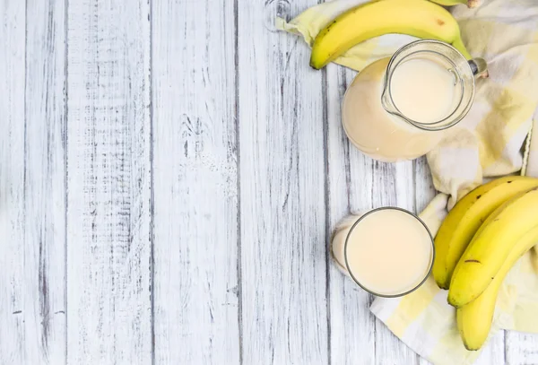 Glas met vers gemaakte banaan SAP — Stockfoto