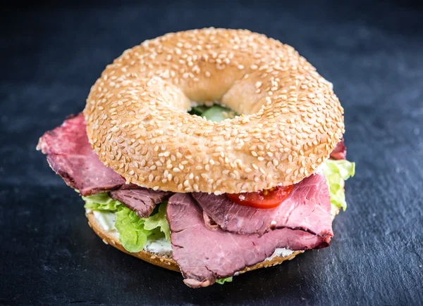 Bagel de carne assada — Fotografia de Stock