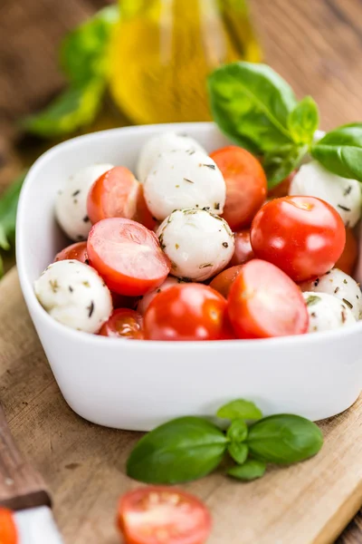 Salade de tomates mozzarella au basilic — Photo