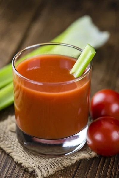 Suco de tomate na mesa — Fotografia de Stock