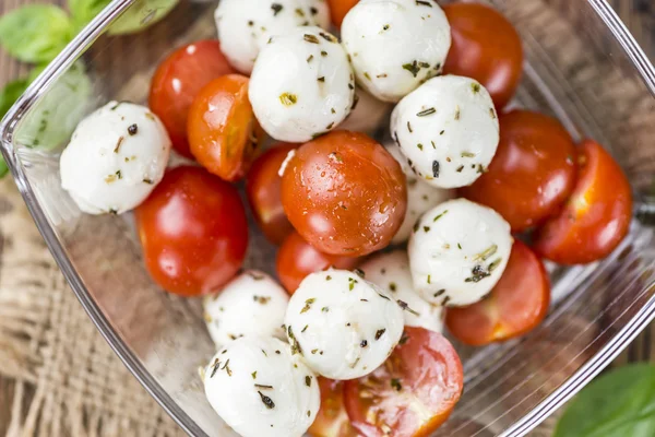 Mozzarella-Kugeln mit Tomaten — Stockfoto