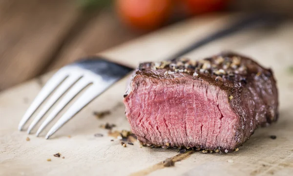 Carne de bovino grelhada com pimenta esmagada — Fotografia de Stock