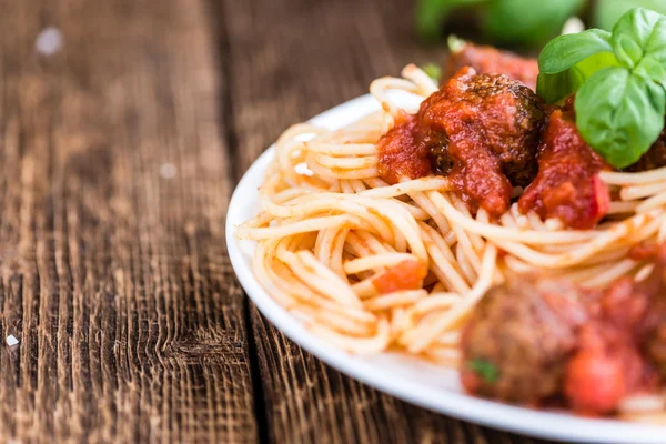 Espaguetis con albóndigas y salsa de tomate — Foto de Stock