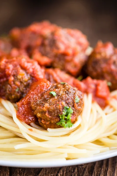 Pasta con albóndigas y salsa — Foto de Stock