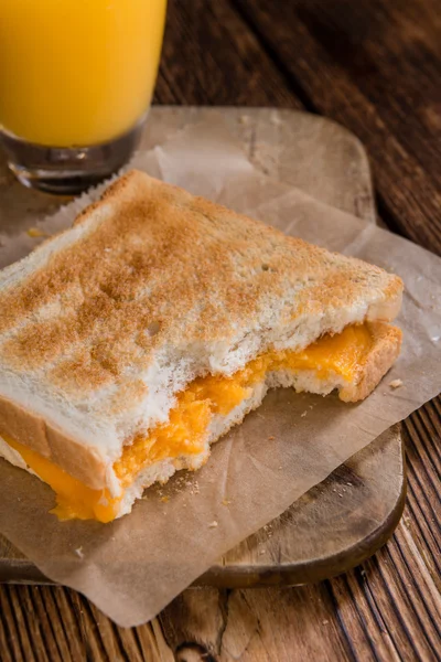 Peynirli sandviç tablo — Stok fotoğraf