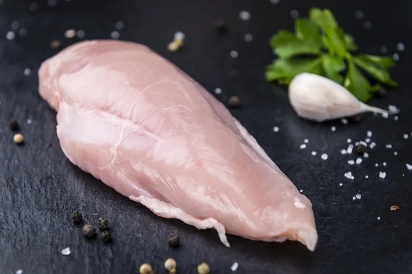 Losa de pizarra con carne de pollo fresca —  Fotos de Stock