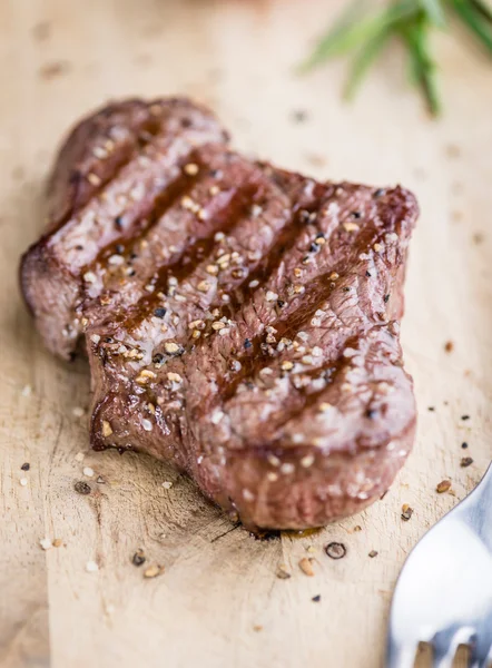 Pedaço de carne grelhada — Fotografia de Stock