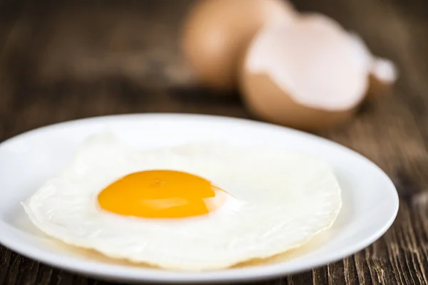 木製の背景上の卵炒め — ストック写真
