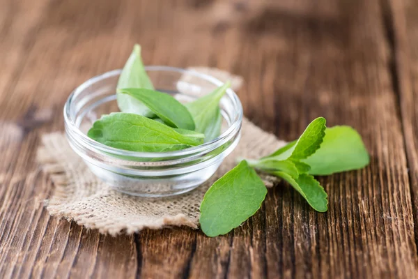 Wooden table with Stevia leaves — Stock Photo, Image