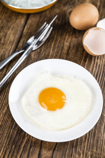 Stekt ägg på bord — Stockfoto