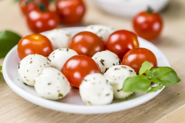 Mozzarella-Kugeln mit Tomaten — Stockfoto