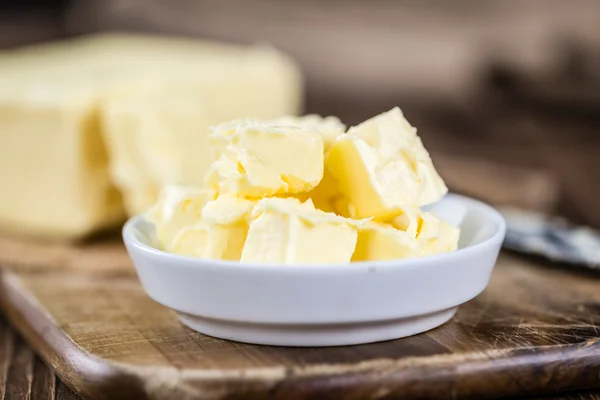 Tabela z kawałkami masła — Zdjęcie stockowe