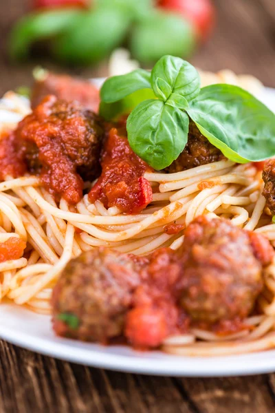 Espaguetis recién hechos con albóndigas — Foto de Stock