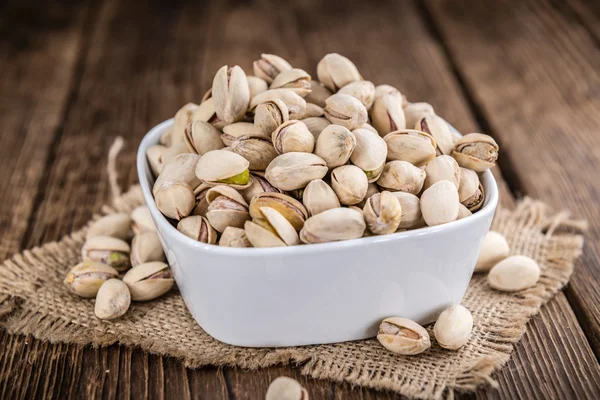 Whole Pistachios on table — Stock Photo, Image