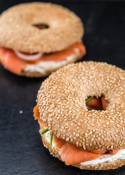 Bagels com salmão em uma laje de ardósia — Fotografia de Stock