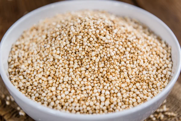 Table avec une portion de quinoa soufflé — Photo