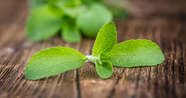 Mesa de madeira vintage com folhas Stevia — Fotografia de Stock