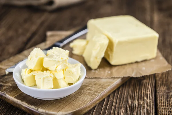 Tabel met een gedeelte van boter — Stockfoto