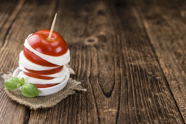 Portion de mozzarella aux tomates — Photo