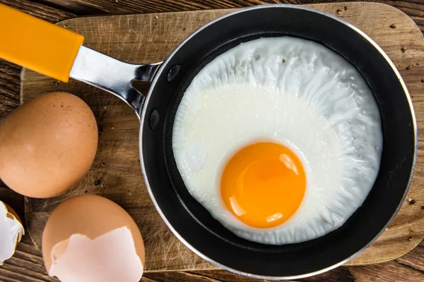 Kızarmış yumurta ile tablo — Stok fotoğraf