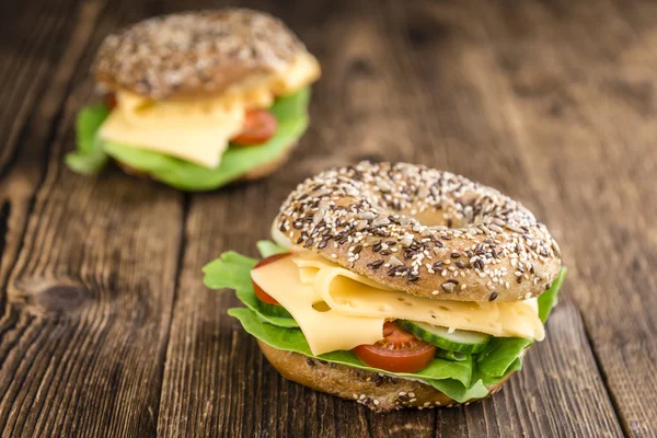 Bagels com queijo Gouda — Fotografia de Stock