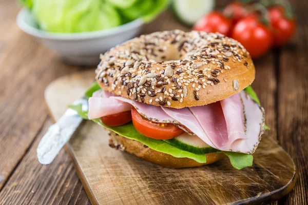 Bagel com presunto na mesa — Fotografia de Stock