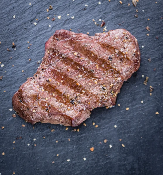 Steak de bœuf grillé moyen — Photo