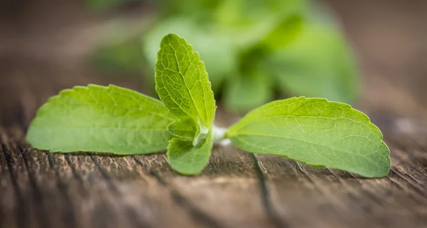 Stevia yaprakları ile ahşap masa — Stok fotoğraf