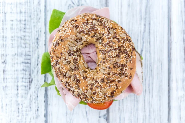 Bagel feito fresco com presunto — Fotografia de Stock