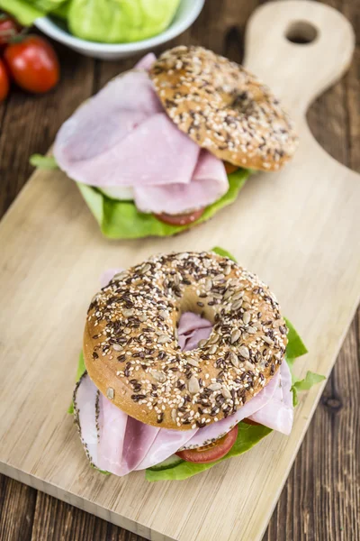 Mesa de madeira com bagels de presunto — Fotografia de Stock