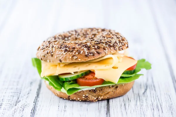 Mesa de madeira com bagel de queijo — Fotografia de Stock