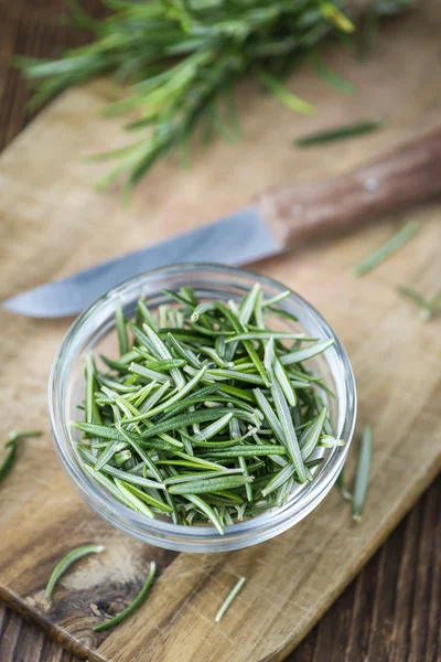 Rosemary fresco na mesa — Fotografia de Stock