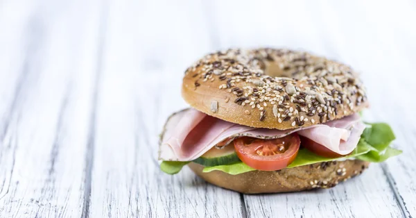 Mesa com Ham Bagel — Fotografia de Stock