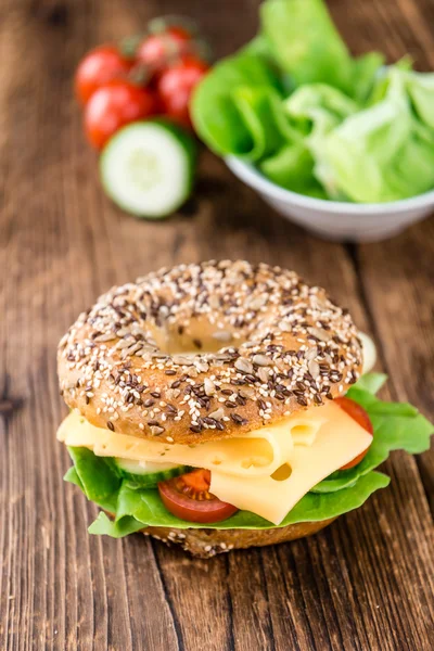 Mesa de madera con bagel de queso — Foto de Stock