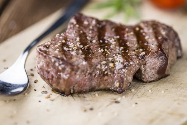 Carne de bovino grelhada com pimenta esmagada — Fotografia de Stock