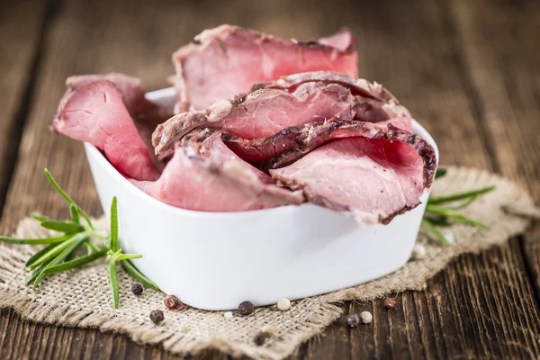 Roastbeef en rodajas sobre fondo de madera — Foto de Stock