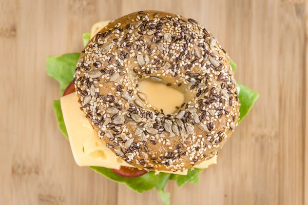 Mesa de madera con bagel de queso — Foto de Stock