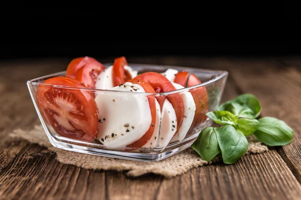 Mozzarella peyniri ile taze domates — Stok fotoğraf