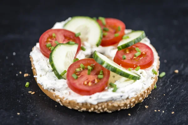 Bagel de gergelim com queijo creme — Fotografia de Stock