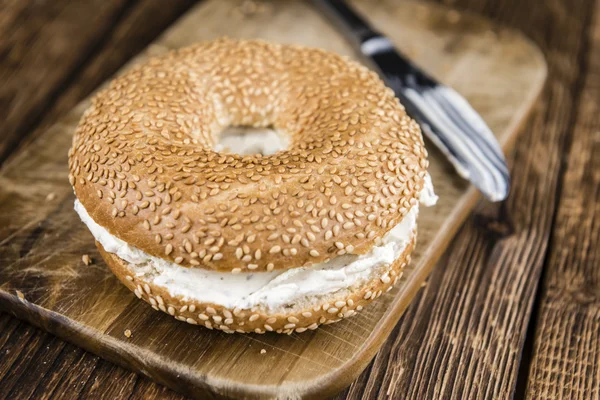 Bagel com creme de queijo — Fotografia de Stock