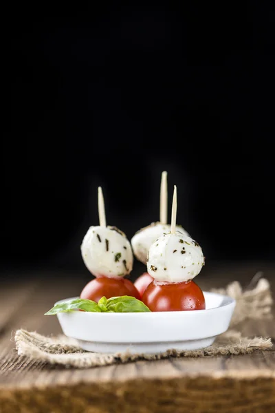 Ensalada de mozzarella de tomate con albahaca —  Fotos de Stock