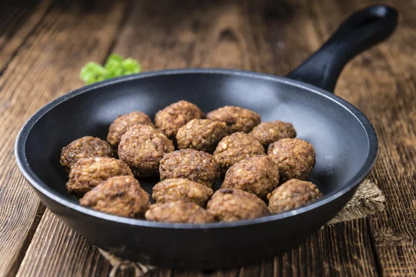 Boulettes de viande frites sur table — Photo