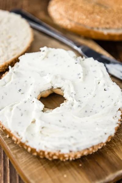 Bagels de gergelim com queijo creme — Fotografia de Stock