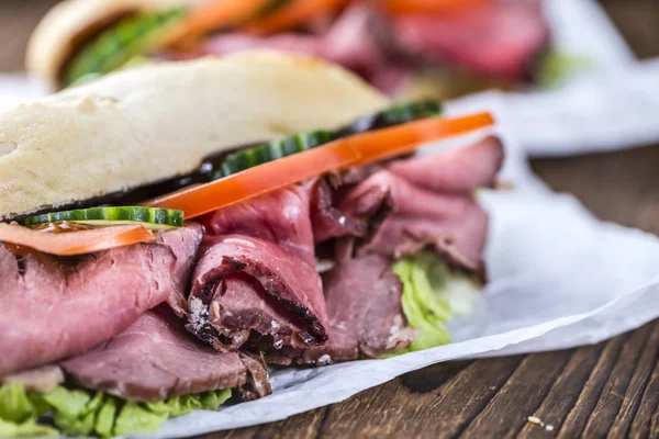 Carne assada fatiada em sanduíches — Fotografia de Stock